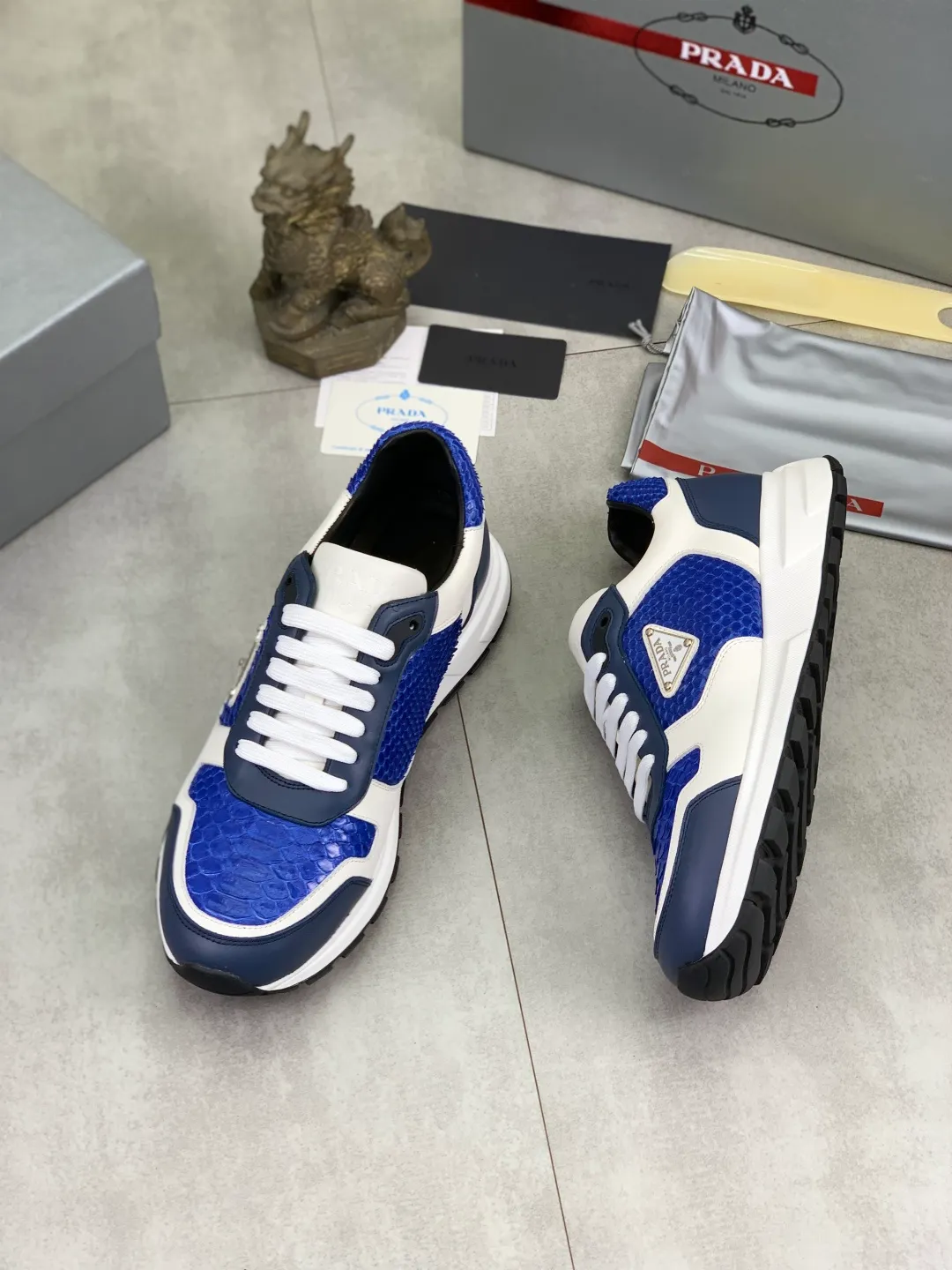 Men's men's shoes💰P580💰【New model】Top quality, new popular models on the official website, which will never go out of style for a century,🆘 The trendy brand (Prada) mainly promotes popular models, avant-garde and versatile fashionable men's shoes, privately molded, with cowhide splicing and 1:1 oil edge treatment... fashionable and simple, original imported cowhide with python skin, cowhide leather lining for feet; the atmosphere and personality are more fashionable, eye-catching and pursuing class. It will subvert the old idea and be a must-have for fashionistas who want to spend time with you! Must keep it! High-end comfortable and low-cost, high-end quality workmanship. Size: 38-44 Various colors available. full package